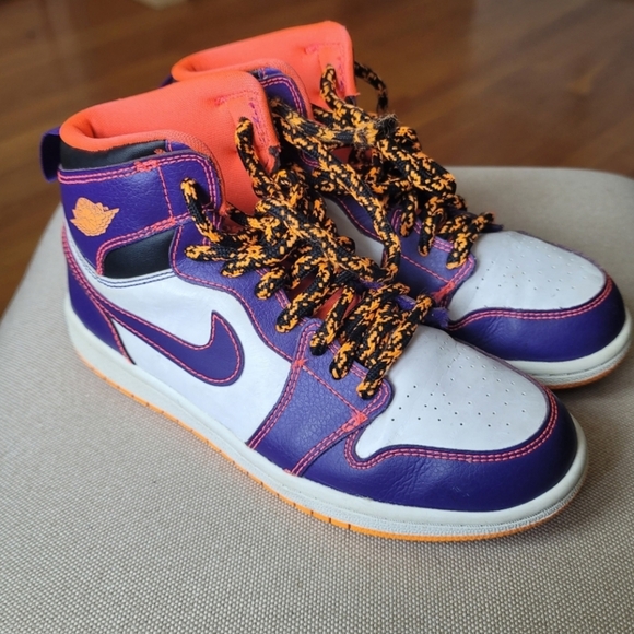 NIKE Air Jordan 1 Retro Sneakers, Size 2.5Y